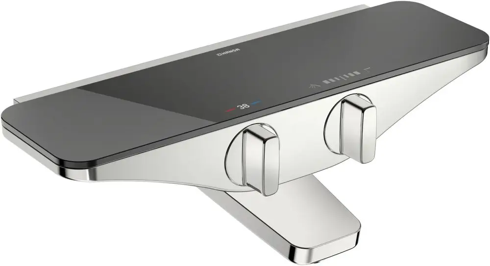 Wandmontierte Wasser- und Brausebatterie mit dualen Bedienknöpfen in Chrom und Grau, designt von HANSA. Flache Oberfläche mit Temperaturanzeige.